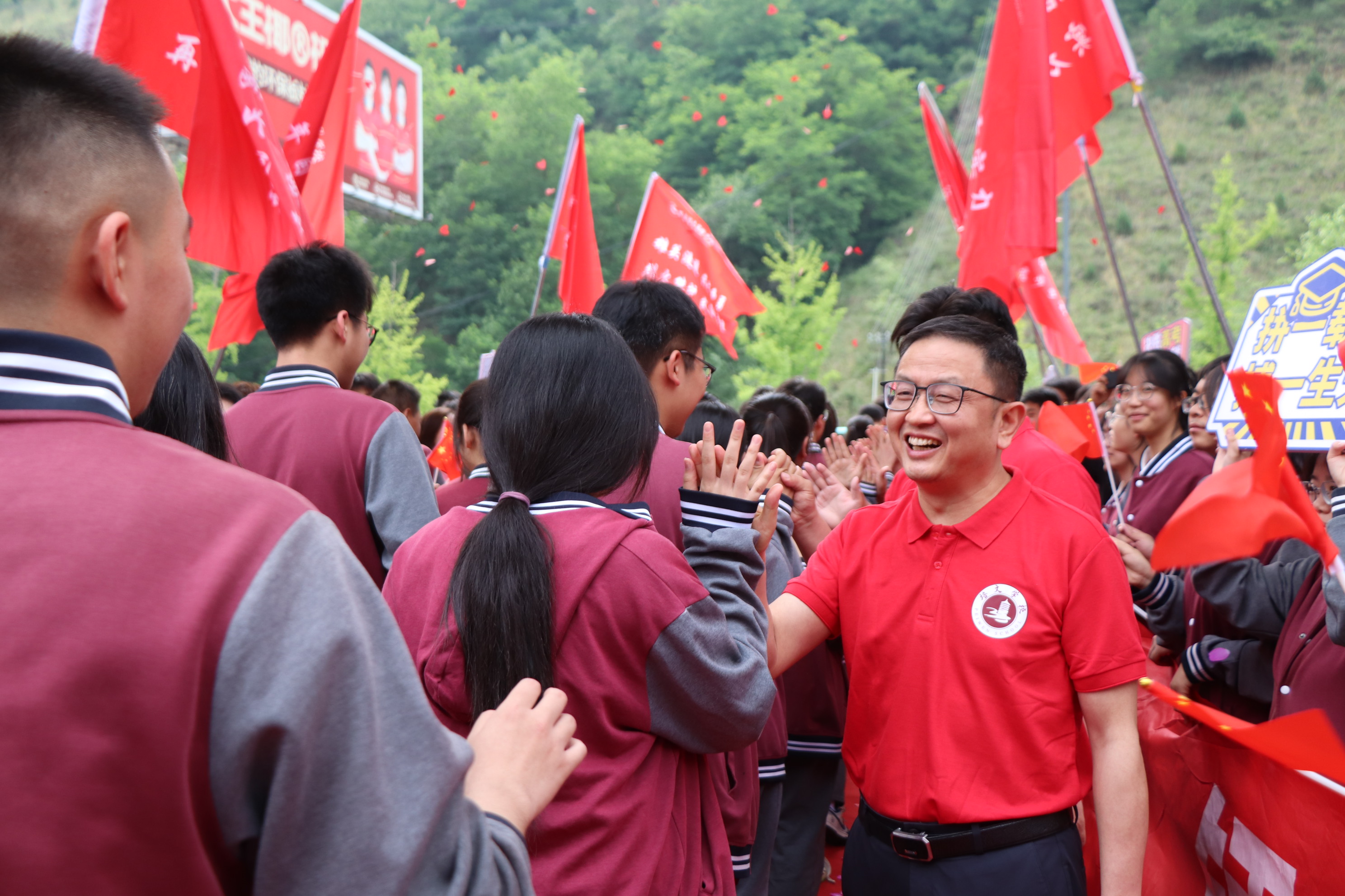 高考必胜 | 携梦想出征 ，为青春壮行 —— 延安培文实验学校高考送考仪式